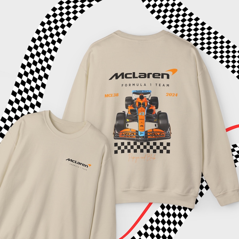 Puede incluir: Una sudadera beige con un logotipo de McLaren Formula 1 Team en la parte delantera y un logotipo m&aacute;s grande con un coche de carreras en la parte trasera. El logotipo de la parte trasera incluye el texto "McLaren Formula 1 Team", "MCL36" y "2024".