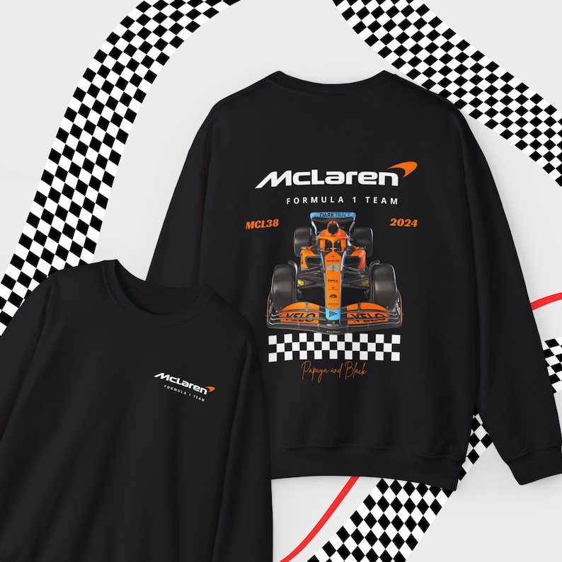 Puede incluir: Sudadera negra de manga larga con un logotipo de McLaren Formula 1 Team, un gr&aacute;fico de coche de carreras y el texto "MCL38 2024 Papaya and Black".