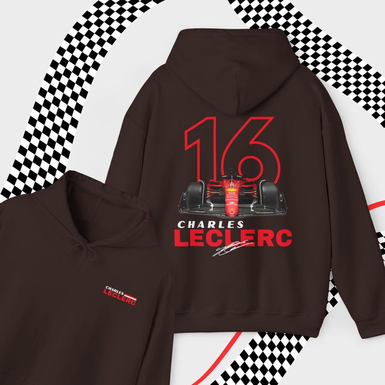 Puede incluir: Una sudadera con capucha marr&oacute;n con un gr&aacute;fico de coche de carreras rojo y blanco en la parte posterior. El coche tiene el n&uacute;mero 16 y el texto "Charles Leclerc" debajo. La sudadera tambi&eacute;n tiene un peque&ntilde;o logotipo en la parte delantera con el texto "Charles Leclerc".