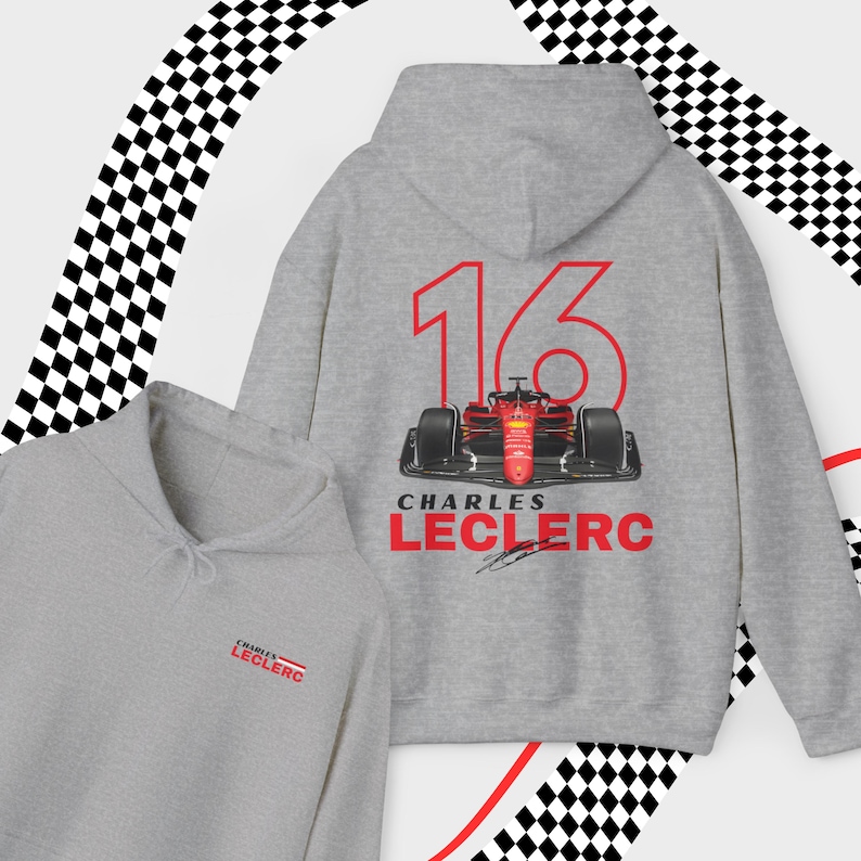Puede incluir: Sudadera con capucha gris con un coche de carreras rojo y el n&uacute;mero 16 impreso en la espalda. El texto "Charles Leclerc" est&aacute; impreso debajo del coche con una firma.