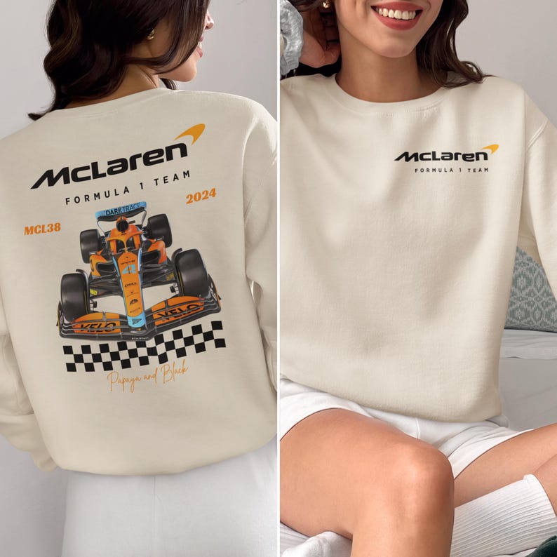 Puede incluir: Una sudadera blanca de cuello redondo con un logotipo de McLaren Formula 1 Team y un gr&aacute;fico de un coche de carreras. El texto "MCL38", "DARE TO RACE", "Papaya and Black" y "2024" est&aacute; impreso en la sudadera.