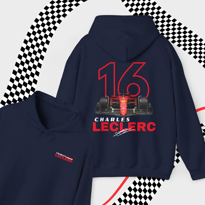 Puede incluir: Una sudadera con capucha azul marino con el n&uacute;mero 16 rojo y un coche de carreras rojo en la espalda. El texto "Charles Leclerc" est&aacute; impreso debajo del coche con una firma debajo. La parte delantera de la sudadera con capucha tiene un peque&ntilde;o logotipo bordado con el texto "Charles Leclerc".