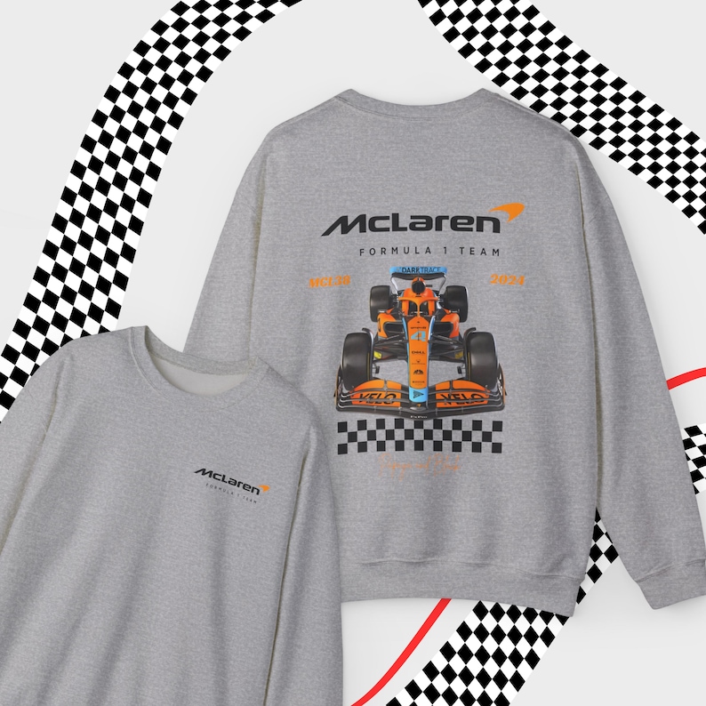 Puede incluir: Sudadera gris con un logotipo de McLaren Formula 1 Team y un gr&aacute;fico de coche de carreras en la espalda. La parte delantera de la sudadera tiene un logotipo de McLaren m&aacute;s peque&ntilde;o.