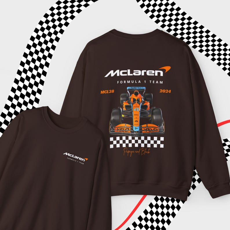 Puede incluir: Una sudadera marr&oacute;n con un logotipo de McLaren Formula 1 Team y un gr&aacute;fico de coche de carreras negro y naranja. El texto "MCL38" y "2024" est&aacute;n impresos en la sudadera. El texto "Papaya and Black" est&aacute; impreso debajo del gr&aacute;fico del coche.