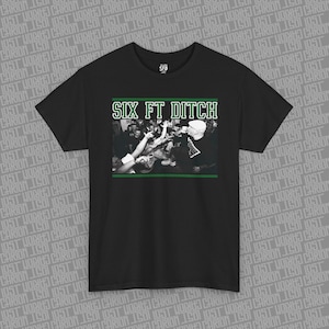 Puede incluir: Camiseta negra con el texto "SIX FT DITCH" en verde sobre una imagen en blanco y negro de una multitud. La camiseta tiene cuello redondo y mangas cortas.