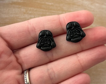 Casco del Señor Oscuro, pendientes de personaje