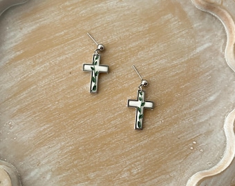 Pendientes de cruz de arcilla polimérica hechos a mano: joyería ligera y con significado