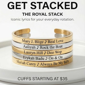 Puede incluir: Pulseras apiladas doradas y plateadas, cada una grabada con letras de canciones y nombres de artistas, incluyendo Mary J. Blige y Mariah Carey. El texto "GET STACKED" está en la parte superior. Colección R&B.