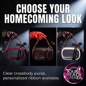 Puede incluir: Tres bolsos bandolera rectangulares transparentes con cadenas doradas y cintas negras con la palabra HOMECOMING. Los bolsos tienen bordes en rojo, negro y blanco. El texto CHOOSE YOUR HOMECOMING LOOK aparece en la parte superior.