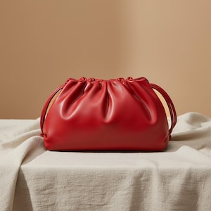 Puede incluir: Una taza de cerámica blanca con un asa negra y el texto "But First, Coffee" en negro, con una fuente de estilo manuscrito. La taza está sobre una superficie blanca.