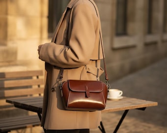 Structured Brown Synthetic Leather Crossbody Bag Elegant Flap Closure Everyday Use Women Accessories