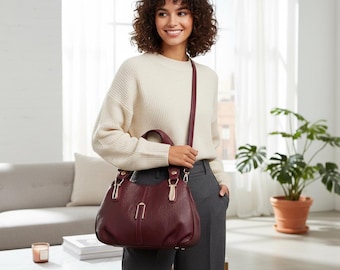 Peut inclure: Tasse en céramique blanche avec une anse noire, portant l'inscription "But First, Coffee" en noir. La tasse est présentée sur un fond flou, suggérant un cadre chaleureux.
