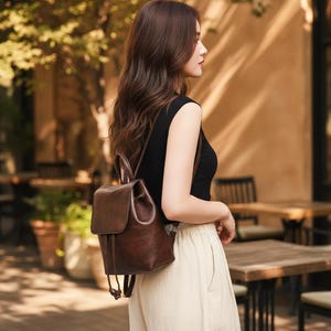 Stijlvolle bruine leren rugzak Zachte textuur Verstelbare bandjes Alledaags Casual gebruik Chique accessoire