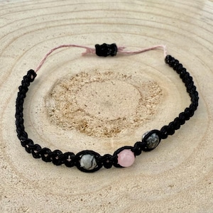 Verstellbares Hanf-Armband mit Kartenjaspis und Rosaquarz – für Erdung und Selbstliebe