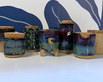 Tarro de cerámica artesanal con tapa de corcho – Varios tamaños
