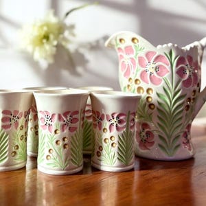 Vintage keramische kan met bloemen en vijf bijpassende glazen, vintage handgeschilderde drinkset, moderne drinkbeker uit het midden van de eeuw