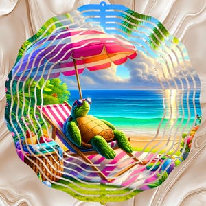 Puede incluir: Una colorida escena de playa con una tortuga de dibujos animados con gafas de sol relajándose en una silla de playa a rayas bajo una sombrilla rosa y naranja. La tortuga está en una playa de arena con un océano y cielo azules.