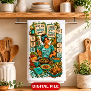 Könnte beinhalten: Ein weißes Waffelpiqué-Küchenhandtuch mit einer farbenfrohen Illustration einer kochenden Person. Das Design enthält Texte wie Messy Bun & Cooking Done, Stressed Blessed and Dinner Obsessed und Cooking is My Love Language, umgeben von verschiedenen Speisen, Küchenutensilien und einem Rezeptbuch.