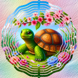 Puede incluir: Ilustración caprichosa de una tortuga verde con caparazón marrón, rodeada de flores rosas y azules y hierba verde. La tortuga sonríe, sobre un fondo de cielo azul. La imagen tiene un marco decorativo en capas.
