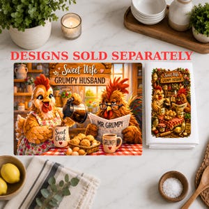 Peut inclure: Un torchon de cuisine rectangulaire illustr&eacute; de deux poulets, l'un versant du caf&eacute; dans une tasse marqu&eacute;e Sweet Chick et l'autre lisant un journal intitul&eacute; Mr. Grumpy, avec le texte Sweet Wife Grumpy Husband inscrit au-dessus.