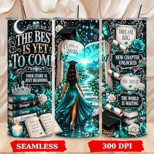Può includere: Un bicchiere cilindrico a tema laurea in blu ottanio e nero, decorato con libri, rose, una corona e il testo The Best Is Yet To Come, Class of 2026, Dream Big, New Chapter Unlocked, You Did It e The World Is Waiting.