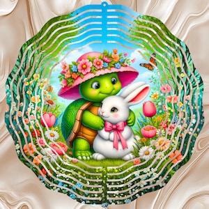 Puede incluir: Ilustración caprichosa de una tortuga y un conejo abrazándose en un jardín. La tortuga lleva un sombrero rosa adornado con flores. El conejo tiene un lazo rosa. La escena está enmarcada por un borde decorativo con detalles florales y de mariposas.