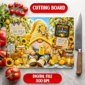 Könnte beinhalten: Ein rechteckiges Schneidebrett mit einem Zwerg in gelb gestreifter Mütze, umgeben von Zitronen, Sonnenblumen und Gläsern. Der Text umfasst SQUEEZE THE DAY, SUNSHINE & LEMONS, HELLO SWEET SUMMER und SQUEEZE THE DAY auf einem Glas in der Hand des Zwergs.