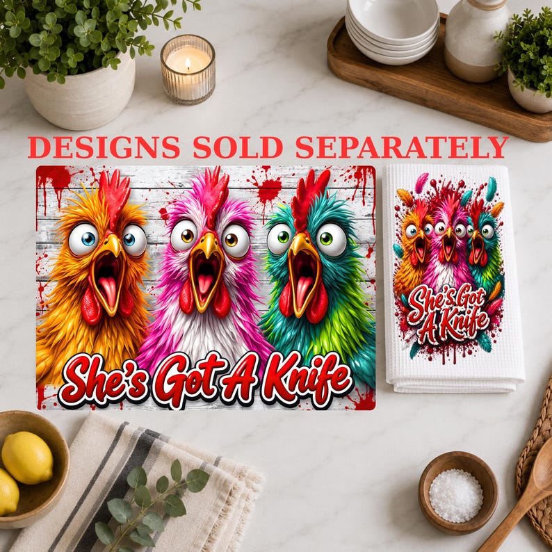 Puede incluir: Un pa&ntilde;o de cocina rectangular y una impresi&oacute;n a juego con tres pollos de ojos muy abiertos, coloridos en amarillo, rosa y verde azulado con crestas rojas. El dise&ntilde;o incluye salpicaduras de pintura roja y el texto She's Got A Knife.