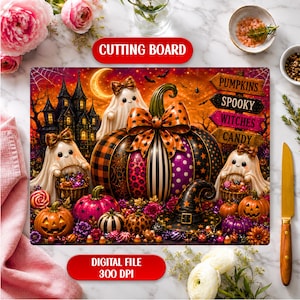 Può includere: Un tagliere rettangolare con una scena di Halloween che raffigura una grande zucca centrale, tre figure di fantasmi, una casa stregata e un cartello con il testo PUMPKINS, SPOOKY, WITCHES e CANDY. Il design presenta colori arancione, viola e nero.