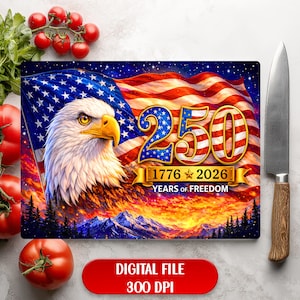 Può includere: Un tagliere rettangolare con un design patriottico. Presenta una bandiera americana, un'aquila calva e il testo "250 1776-2026 Years of Freedom". L'immagine include anche il testo "DIGITAL FILE 300 DPI."