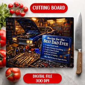 Könnte beinhalten: Ein rechteckiges Schneidebrett mit einer Grafik eines blauen Autos in einer Werkstatt mit Werkzeugen und einem Schild mit der Aufschrift: Recipe for the BEST DAD EVER, 1 cup of hard work, 2 cups of fixing everything, 3 cups of dad wisdom, 4 tbsp of patience, A lifetime of helping, Mix Well & Keep the Engine Running.