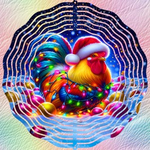 Puede incluir: Ilustración festiva de un gallo con gorro de Papá Noel y envuelto en luces navideñas. El gallo está rodeado de nieve y adornos, sobre un cielo estrellado, creando una alegre escena navideña.