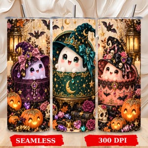 Pode incluir: Um design de envoltório para copo cilíndrico com três fantasmas fofos em chapéus ornamentados sentados em caixas decoradas, cercados por abóboras brilhantes, caveiras, rosas e lanternas. O fundo inclui morcegos e estrelas, com o texto SEAMLESS e 300 DPI.