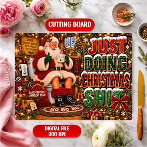 Peut inclure: Une planche à découper rectangulaire présentant une illustration festive du Père Noël assis sur des toilettes, tenant une tasse avec l'inscription 'SANTA NEEDS A BREAK TODAY'. Le texte 'JUST DOING CHRISTMAS SHIT' est écrit en grandes lettres.