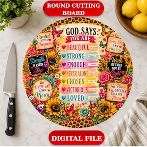 Può includere: Un tagliere rotondo con un bordo a stampa leopardata e un design centrale con girasoli, rose e farfalle. Il testo recita: GOD SAYS YOU ARE BEAUTIFUL, STRONG, ENOUGH, NEVER ALONE, CHOSEN, VICTORIOUS, LOVED e altre frasi ispiratrici.