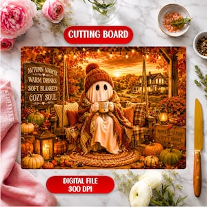 Può includere: Un tagliere rettangolare raffigurante un fantasma con un berretto di lana e una coperta, che tiene in mano una tazza con l'etichetta COZY VIBES. La scena include un cartello in legno con il testo AUTUMN NIGHTS WARM DRINKS SOFT BLANKETS COZY SOUL e una cassa con l'etichetta PUMPKIN SEASON COZY & BRIGHT.