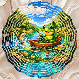 Può includere: Un'eccentrica girandola circolare con una rana dei cartoni animati che pesca da una barca di legno su un lago. La rana è verde, e la scena comprende pesci, acqua, alberi e un cielo blu. La cornice esterna ha un design ondulato e stratificato.