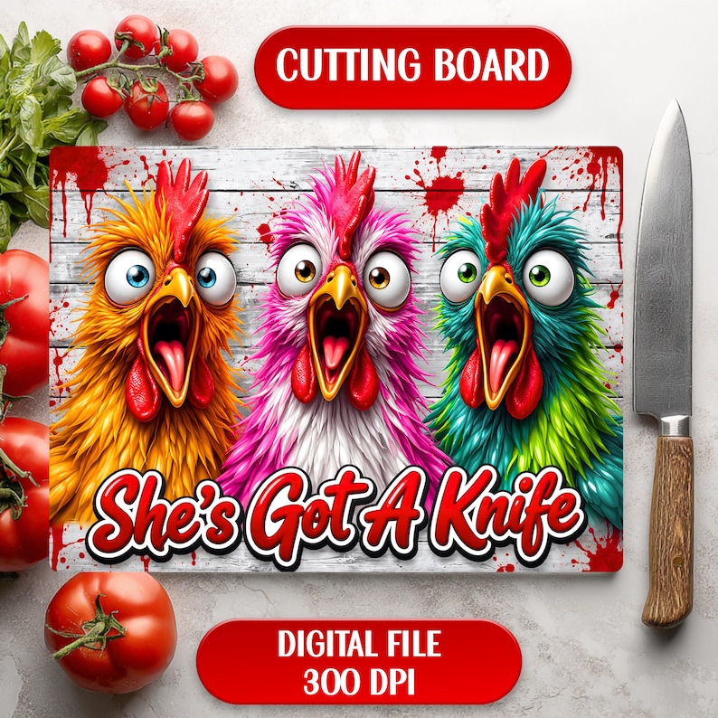 Puede incluir: Una tabla de cortar rectangular con un gr&aacute;fico de tres pollos coloridos con ojos muy abiertos y picos abiertos sobre un fondo de madera blanca con salpicaduras rojas. El texto "She's Got A Knife" est&aacute; impreso en rojo en la parte inferior.