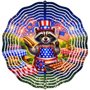 Puede incluir: Un molinillo de viento de metal con un mapache con atuendo patri&oacute;tico, sosteniendo un perrito caliente y una bandera estadounidense. El mapache lleva un delantal con estrellas y un sombrero del T&iacute;o Sam. El fondo incluye una escena de picnic con fuegos artificiales.