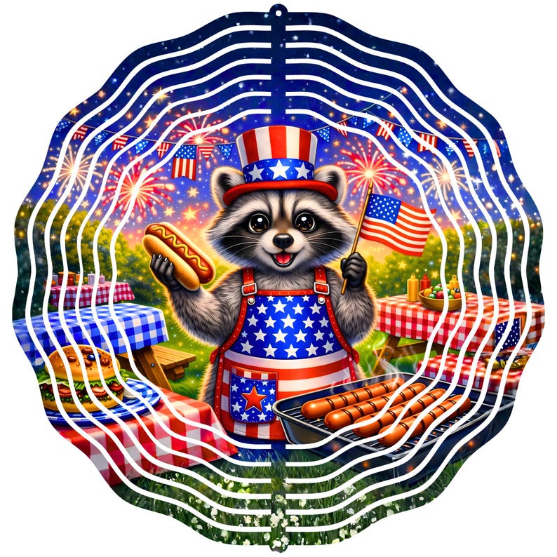 Puede incluir: Un molinillo de viento de metal con un mapache con atuendo patri&oacute;tico, sosteniendo un perrito caliente y una bandera estadounidense. El mapache lleva un delantal con estrellas y un sombrero del T&iacute;o Sam. El fondo incluye una escena de picnic con fuegos artificiales.