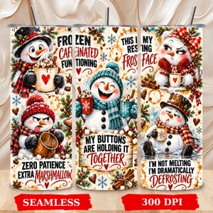 Peut inclure: Un gobelet cylindrique orné d'un motif festif de bonhommes de neige aux expressions variées et accessoires de Noël. Le texte inclut : Frozen Caffeinated Functioning, This Is My Resting Frost Face, My Buttons Are Holding It Together et I'm Not Melting.