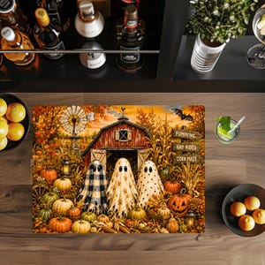 K&ouml;nnte beinhalten: Eine rechteckige Matte mit einer herbstlichen Illustration einer roten Scheune, einer Windm&uuml;hle und drei Geistern in gemusterten Stoffen. Die Szene zeigt K&uuml;rbisse, Maispflanzen und ein Schild mit der Aufschrift PUMPKINS, HAY RIDES, CORN MAZE.