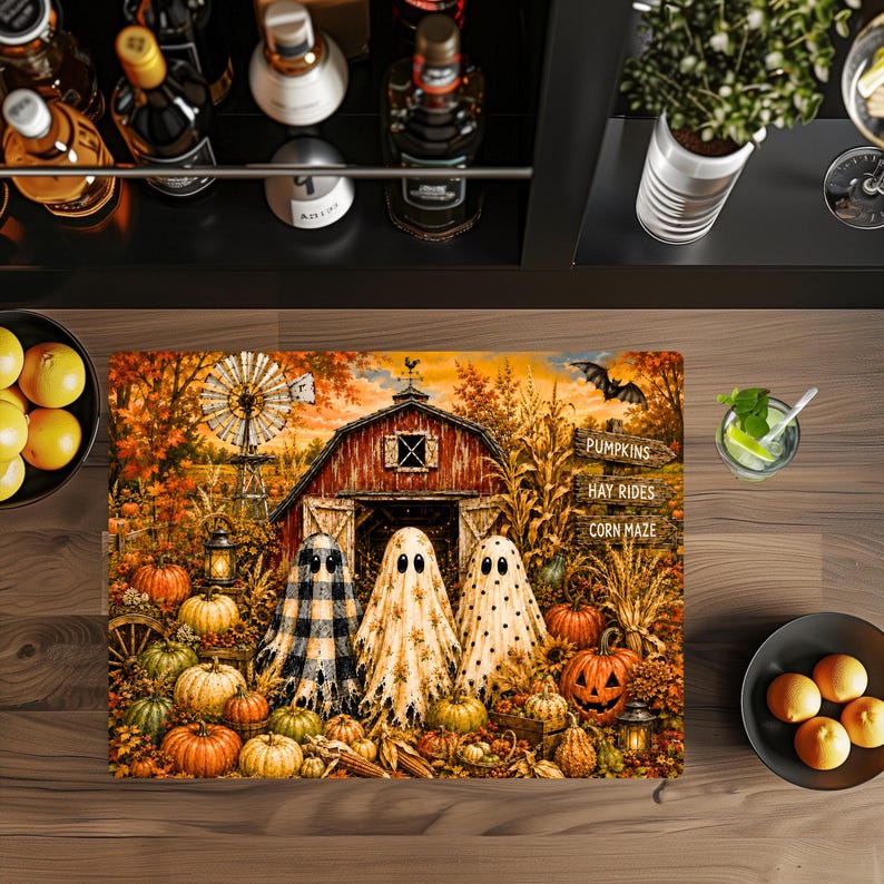 K&ouml;nnte beinhalten: Eine rechteckige Matte mit einer herbstlichen Illustration einer roten Scheune, einer Windm&uuml;hle und drei Geistern in gemusterten Stoffen. Die Szene zeigt K&uuml;rbisse, Maispflanzen und ein Schild mit der Aufschrift PUMPKINS, HAY RIDES, CORN MAZE.
