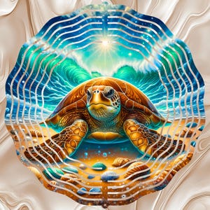 Puede incluir: Ilustración digital de una tortuga marina en una playa, enmarcada por un diseño de olas y conchas. La tortuga tiene un caparazón marrón, con olas azules del océano y un sol brillante en el fondo. Conchas marinas dispersas en la arena.