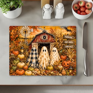 K&ouml;nnte beinhalten: Ein rechteckiges Glasschneidebrett mit einer herbstlichen Illustration von drei Geistern vor einer roten Scheune. Das Motiv zeigt K&uuml;rbisse, eine Windm&uuml;hle und Schilder mit der Aufschrift PUMPKINS, HAY RIDES und CORN MAZE unter einem orangefarbenen Himmel.