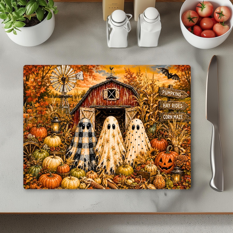 K&ouml;nnte beinhalten: Ein rechteckiges Glasschneidebrett mit einer herbstlichen Illustration von drei Geistern vor einer roten Scheune. Das Motiv zeigt K&uuml;rbisse, eine Windm&uuml;hle und Schilder mit der Aufschrift PUMPKINS, HAY RIDES und CORN MAZE unter einem orangefarbenen Himmel.