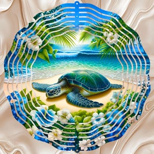 Puede incluir: Una pieza de arte circular de metal decorativo que presenta una tortuga marina en una playa arenosa con olas y palmeras. El diseño incluye flores azules y blancas y un marco ondulado y en capas. El fondo tiene un efecto marmolado.