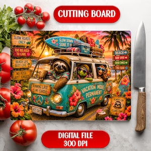 Könnte beinhalten: Rechteckiges Schneidebrett mit einer lebendigen Strandszene, die ein Faultier, einen Frosch und einen Affen in einem türkisfarbenen Van zeigt. Das Brett trägt die Aufschrift "CUTTING BOARD" und "VACATION MODE: PERMANENT".