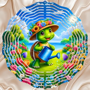Puede incluir: Adorno de jardín de metal en capas que representa una tortuga de dibujos animados con un sombrero de paja, regando un jardín. La escena incluye una playa, cielo azul y flores vibrantes, en forma circular.