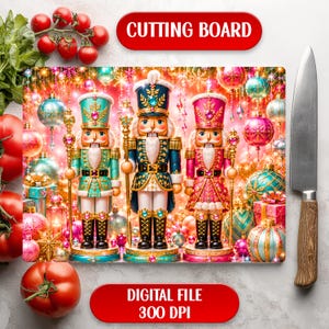 Pode incluir: Uma tábua de corte retangular com uma impressão digital de três figuras de quebra-nozes em uniformes turquesa, azul e rosa, rodeadas por enfeites de Natal e presentes. O texto CUTTING BOARD e DIGITAL FILE 300 DPI é visível em etiquetas vermelhas.
